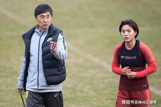 马丁内斯计划明夏离队，尽管已与曼联高层沟通